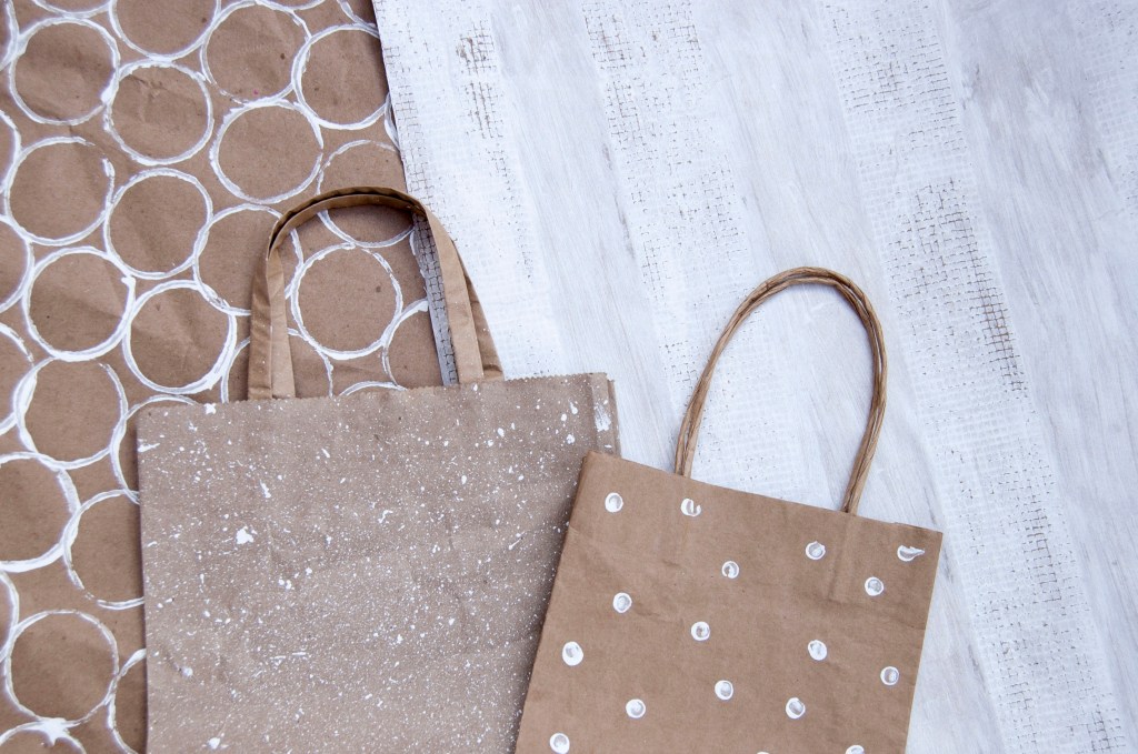 Empaca tus regalos con papel kraft y pintura&nbsp;blanca