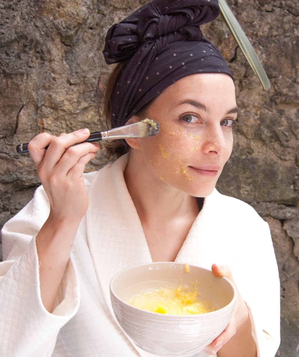 Semana Maria Dalmazzo: Hidrátate y previene las arrugas con esta mascarilla de piña, miel y aceite de&nbsp;coco.