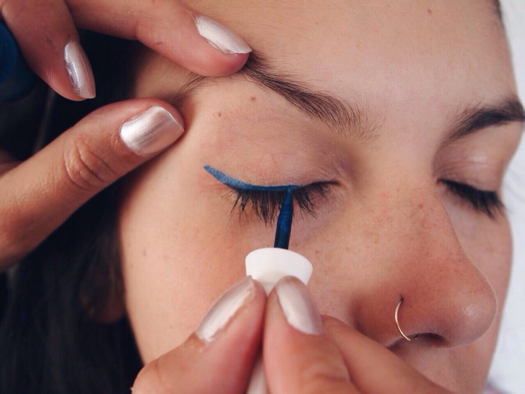 Impacta con delineador&nbsp;azul