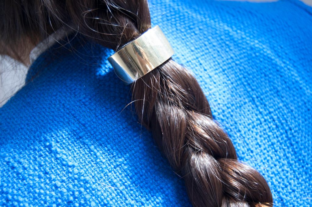 Lleva tu trenza al siguiente nivel con accesorios&nbsp;dorados