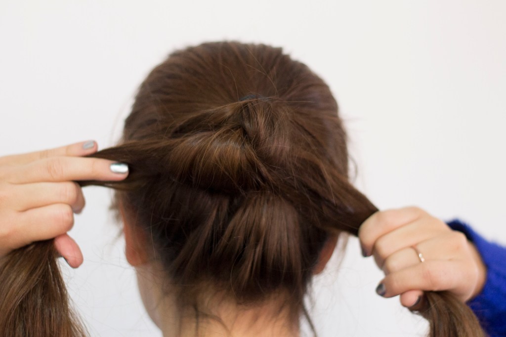 Un peinado hecho con&nbsp;nudos