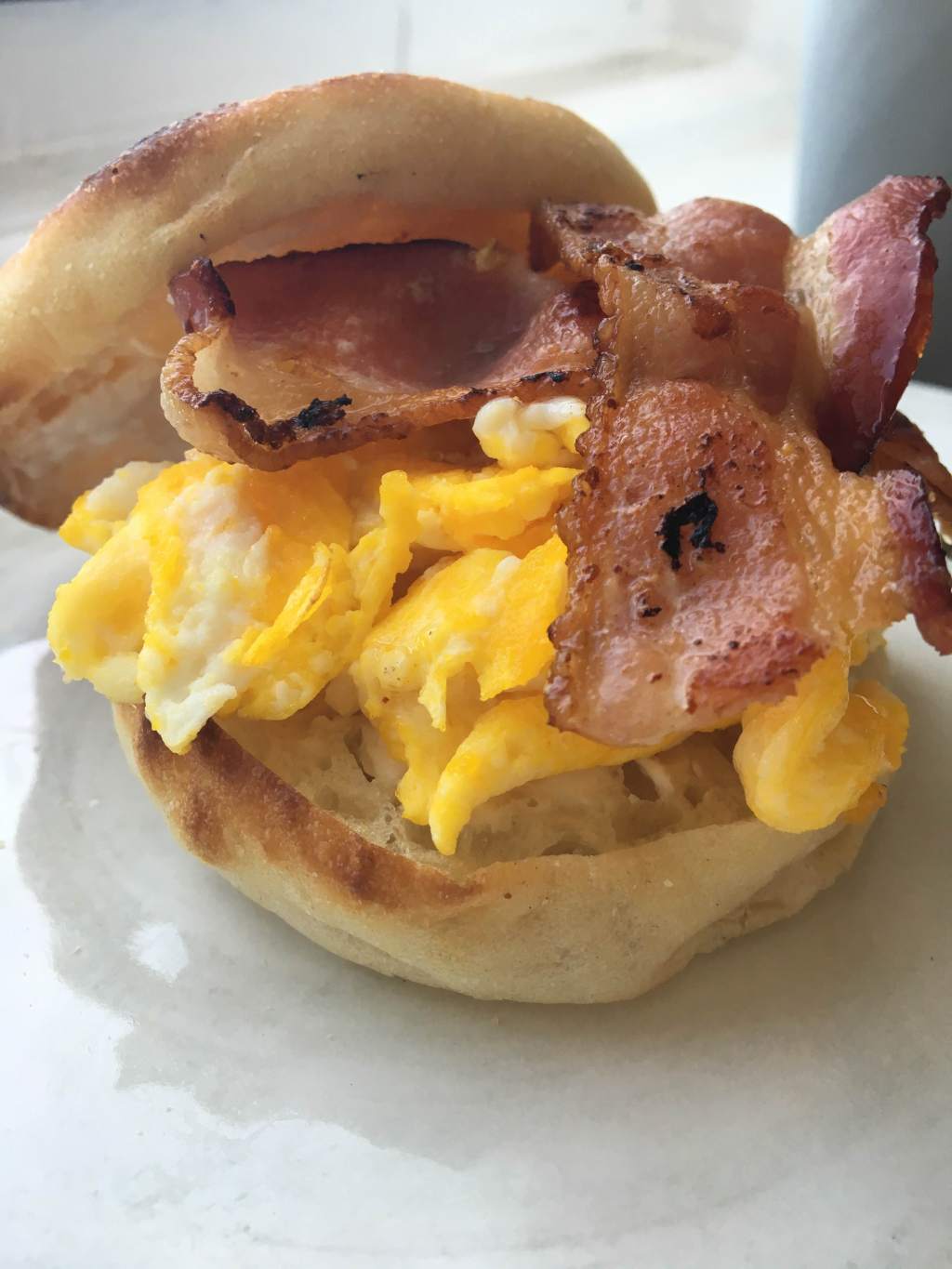 Un sándwich de desayuno para empezar el día con&nbsp;emoción