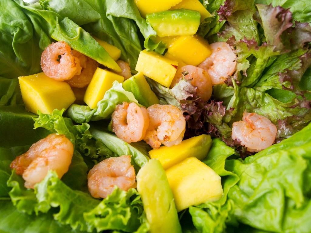 Ensalada ultra-rápida de camarones, mango, aguacate y&nbsp;rúgula