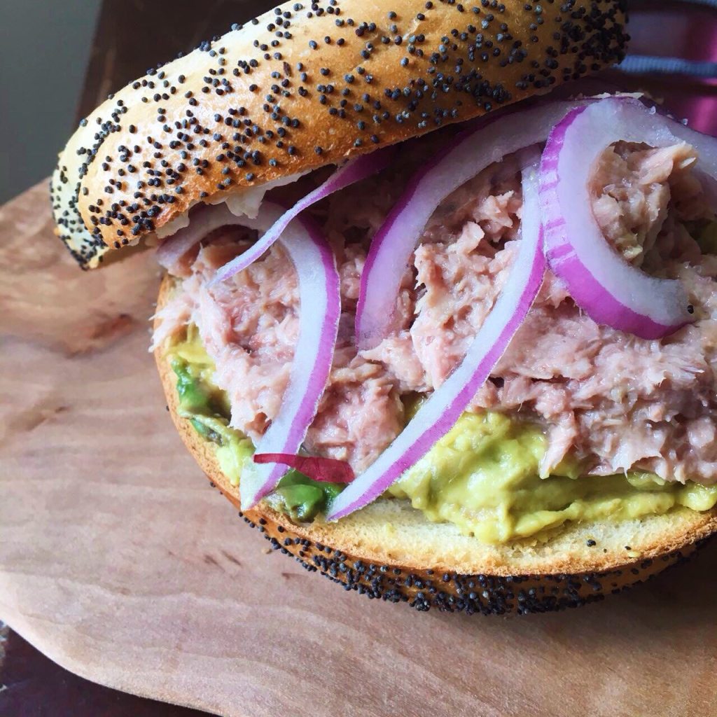 Bagel de atún y aguacate para&nbsp;desayunar