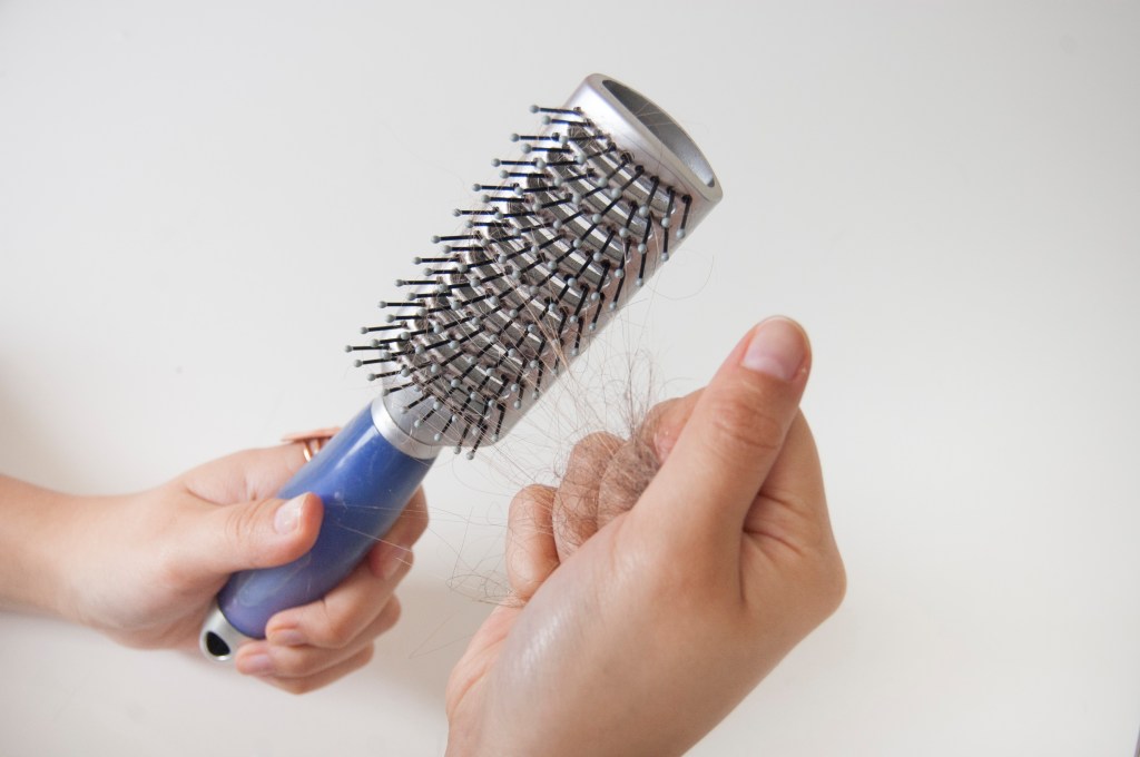 Cómo limpiar los cepillos del pelo